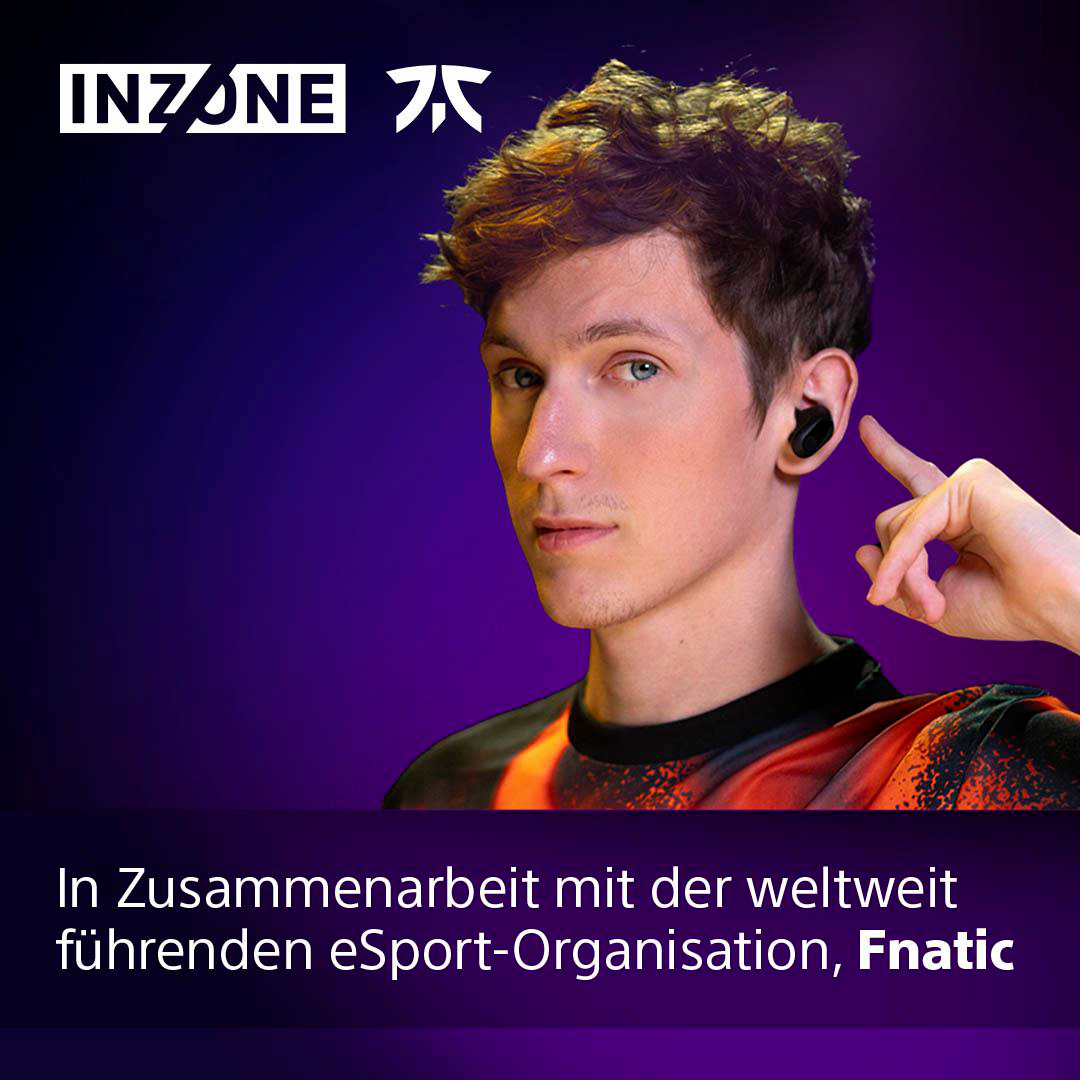 Mann mit einem Ohrhörer, der auf sein Ohr zeigt. INZONE-Logo sichtbar.