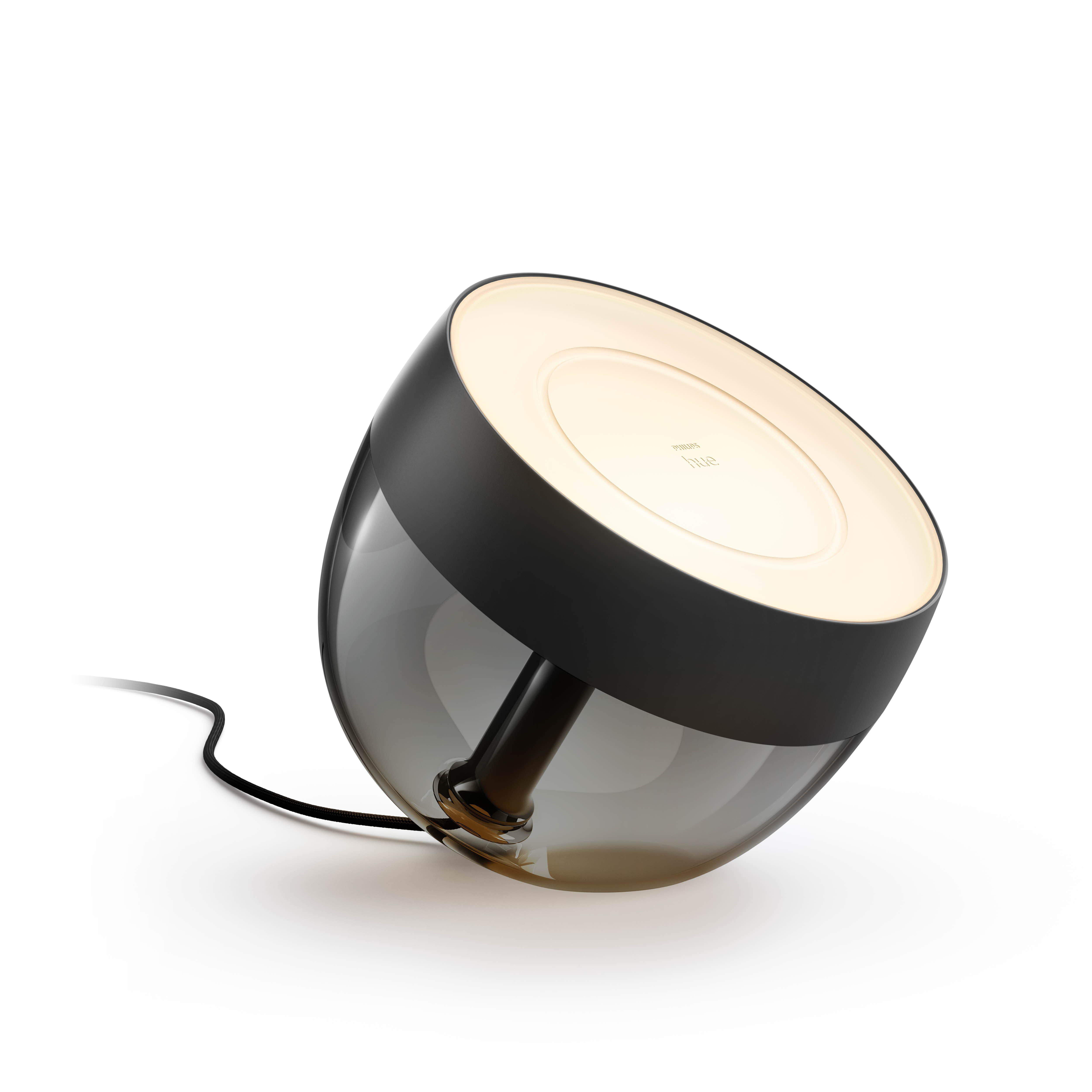 Angewinkelte schwarze und klare Glas-Philips Hue-Lampe, zeigt Basis und schwarzes Netzkabel.