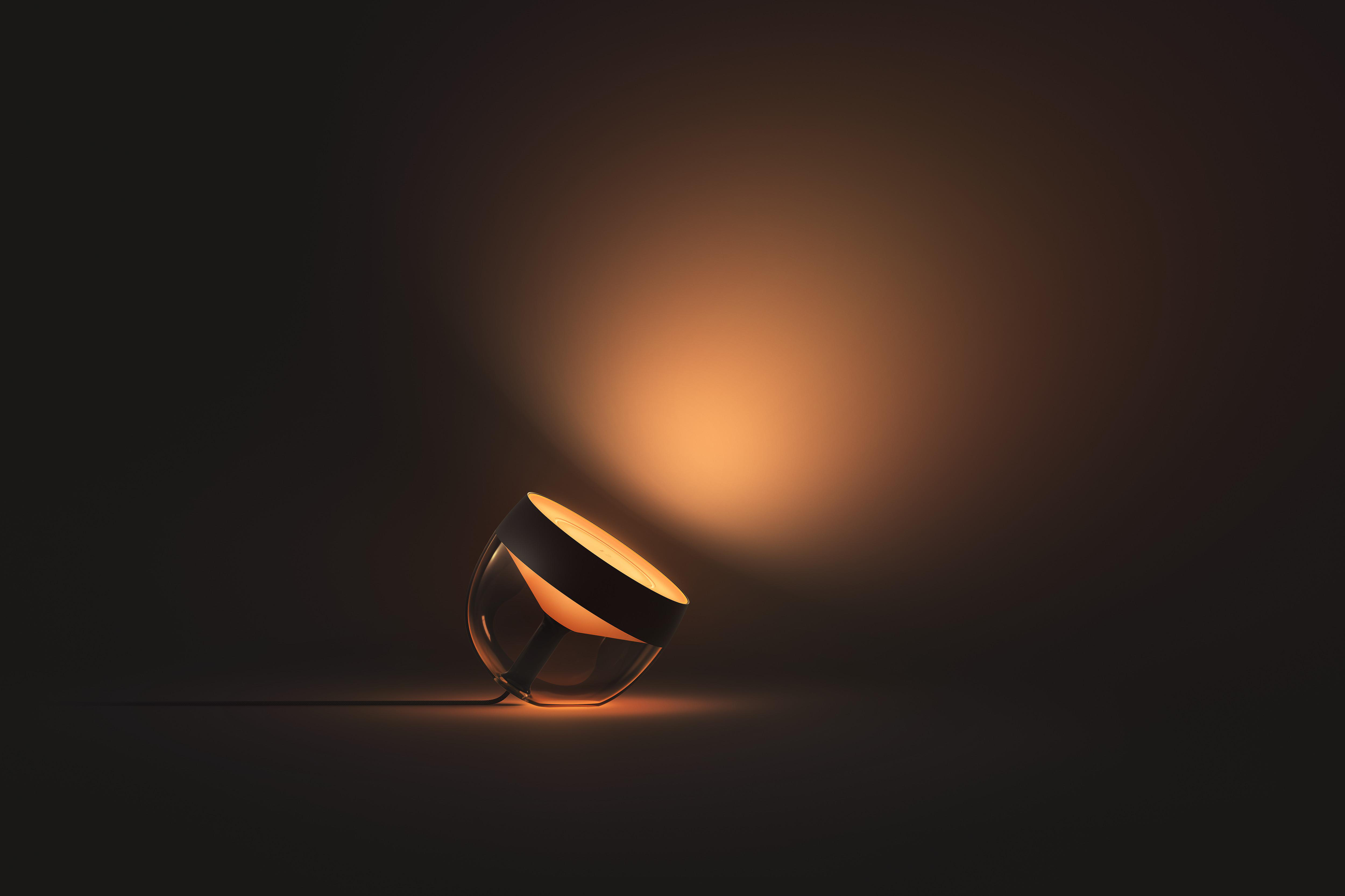 Eine moderne Lampe. Dunkler Hintergrund mit einem beleuchteten Bereich.