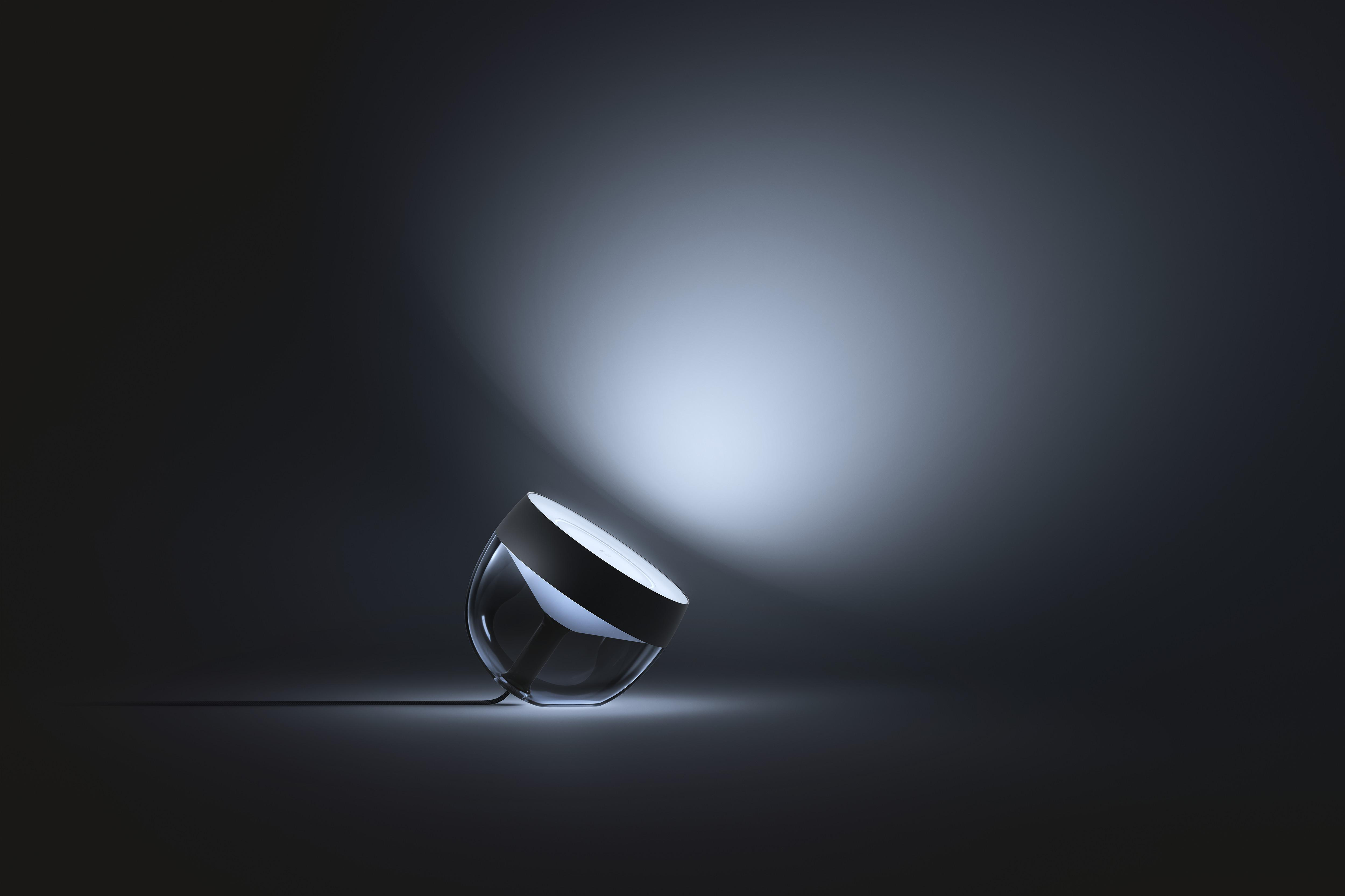 Moderne Lampe mit weißem Licht. Sie befindet sich in einem dunklen Raum.
