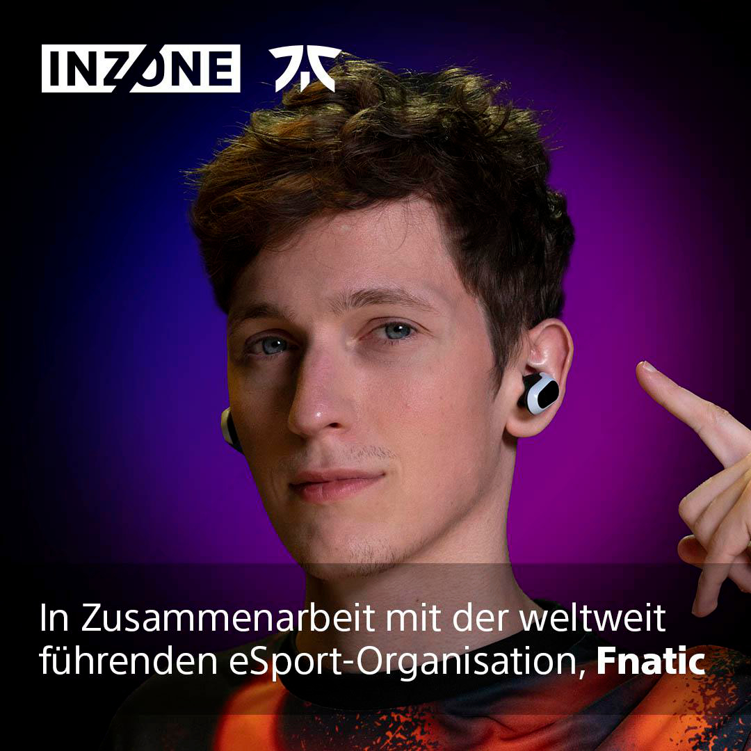 Mann mit Ohrhörern zeigt zur Seite. INZONE- und Fnatic-Logos im Hintergrund. Dunkler Hintergrund.