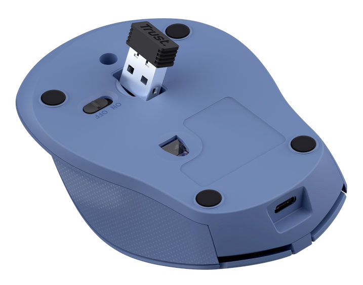 Niebieska mysz bezprzewodowa z wpiętym odbiornikiem USB, widok od spodu.