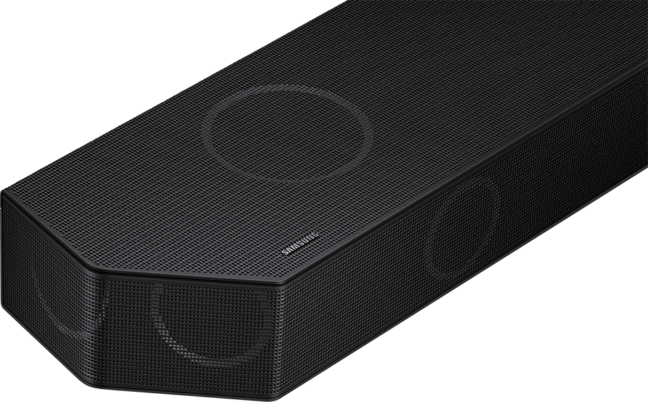 Schwarze Soundbar, Winkelansicht. Perforierte Front, Samsung-Logo sichtbar. Modernes Design.