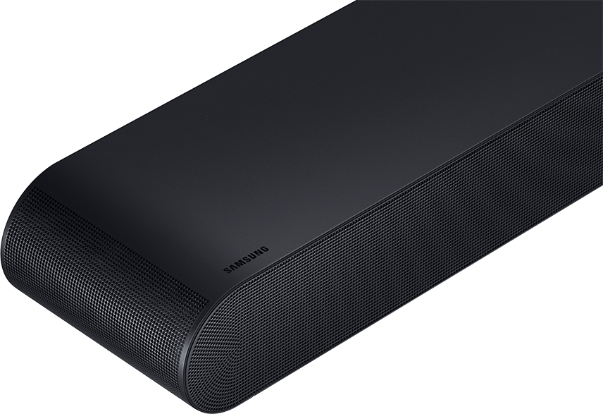 Egy fekete Samsung soundbar szögben. A soundbar ívelt, és van rajta egy Samsung logó.