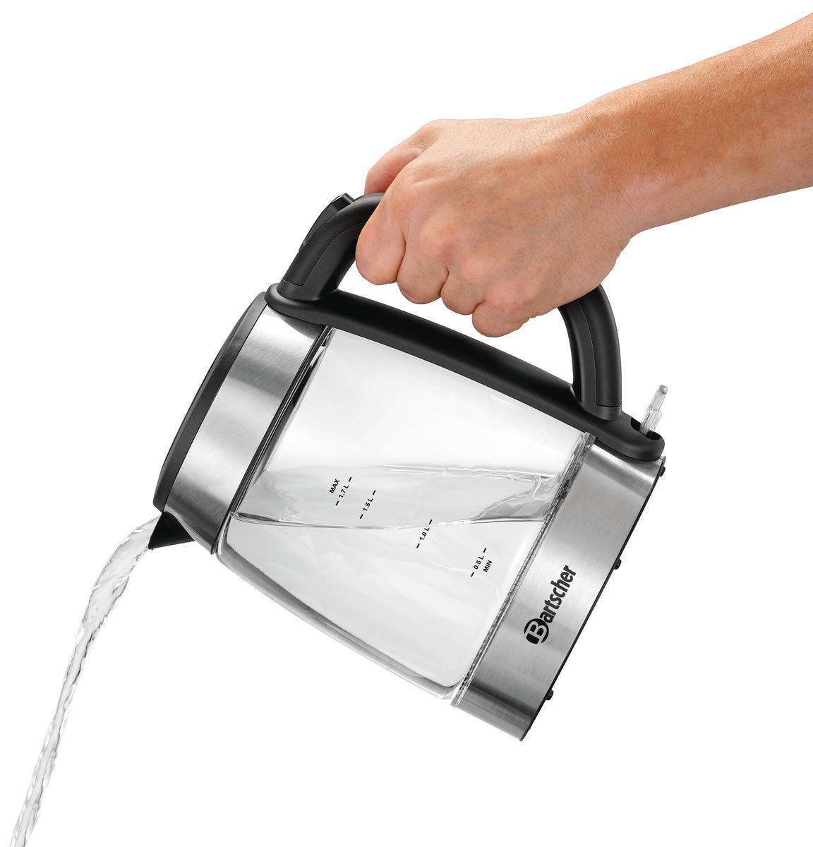 Eine Hand gießt Wasser aus einem elektrischen Glaskessel. Der Wasserkocher ist silber und schwarz, mit Wasserstandsanzeigen. Der Hintergrund ist weiß.