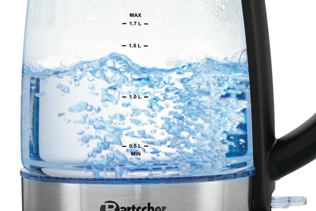 Elektrischer Wasserkocher mit kochendem Wasser. Wasserstandsanzeigen sichtbar. Schwarzer Griff rechts. Blasen im Wasser.