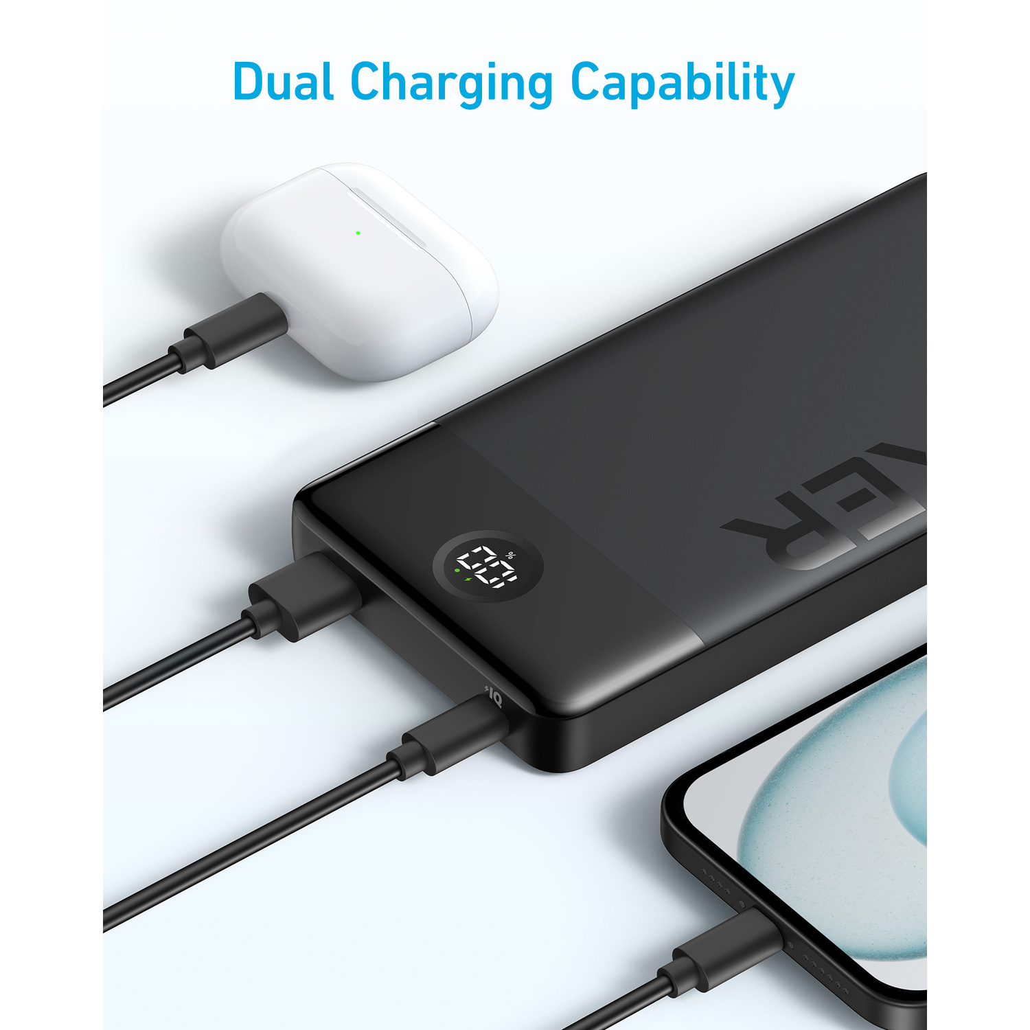 Batterie externe noire avec étui de chargement blanc et téléphone, tous connectés par des câbles.