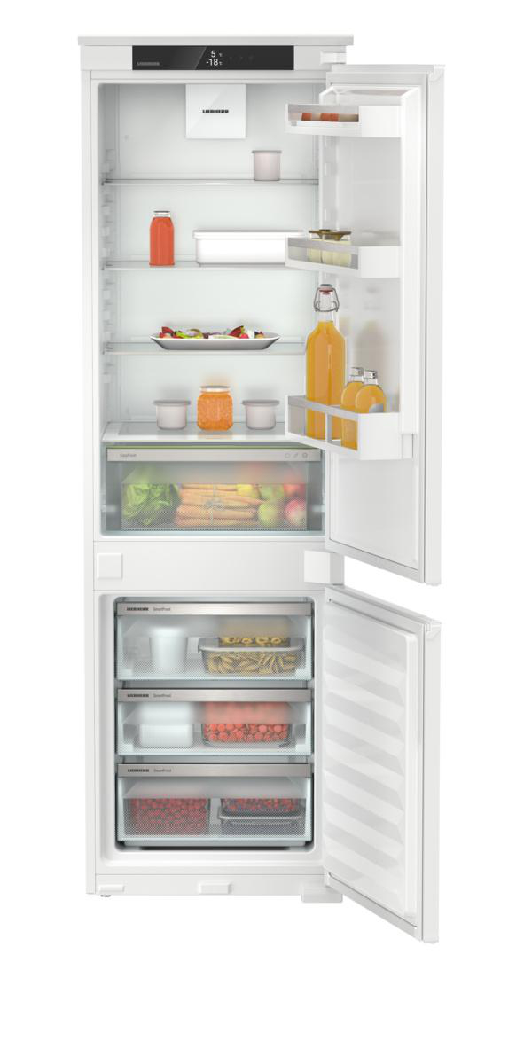 Ein weißer Kühlschrank mit geöffneten Türen, der Regale, Schubladen und Inhalte wie Lebensmittel und Getränke zeigt.
