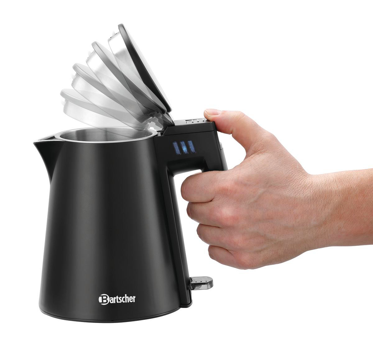 Ein schwarzer Wasserkocher, eine Hand öffnet den Deckel. Der Wasserkocher ist schwarz.