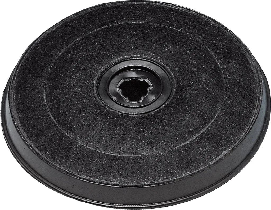Czarny okrągły filtr węglowy. Ciemny otwór centralny.