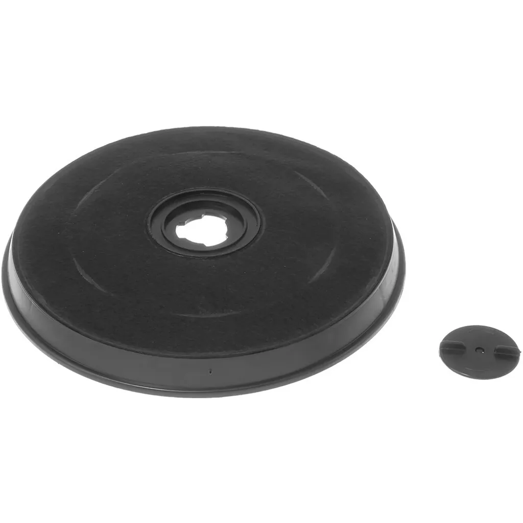 Czarny filtr węglowy. Okrągły kształt. Białe tło.