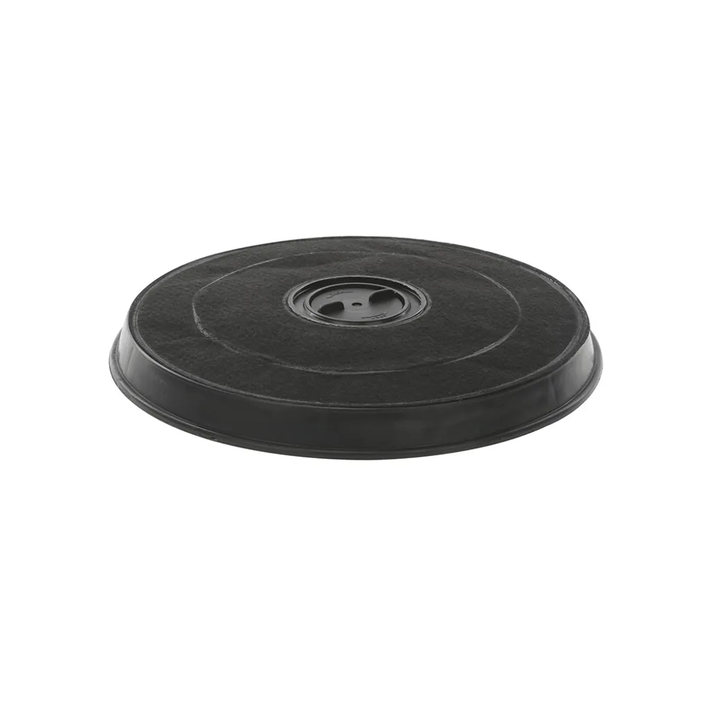 Okrągły czarny filtr węglowy z centralnym wgłębieniem, na białym tle.