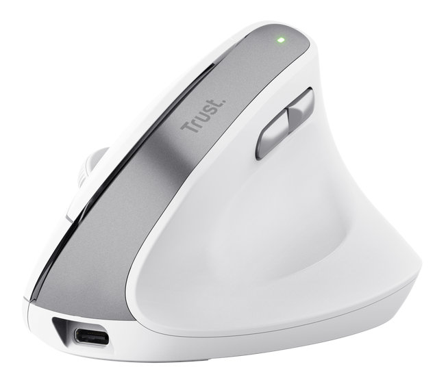 Biała ergonomiczna mysz ze srebrnymi akcentami. Posiada port USB i dwa przyciski. Napisano na niej „Trust”.