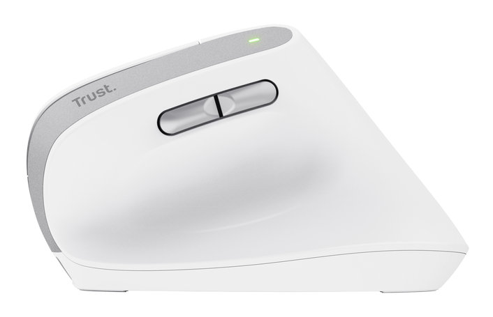 Biała ergonomiczna mysz. Srebrne wykończenie, dwa przyciski. Zielone światło na górze. Białe tło.