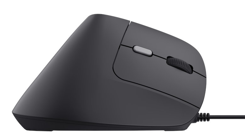 Czarna ergonomiczna mysz, widok z boku. Z kółkiem przewijania i przyciskami, białe tło.