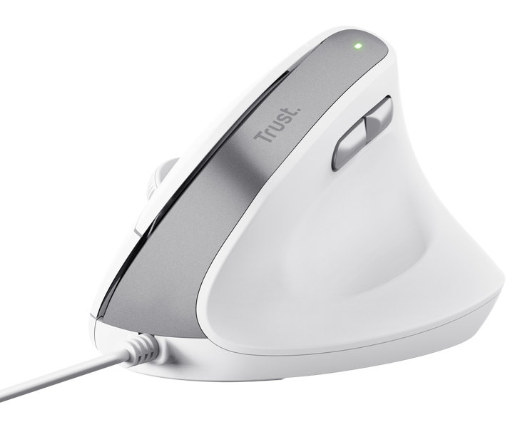 Biała ergonomiczna mysz ze srebrnymi akcentami, marka Trust. Na górze świeci się zielone światło.