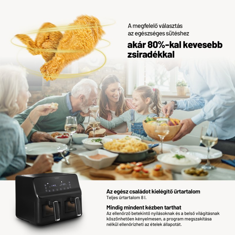Család az asztalnál, légsütő szöveggel és sült csirkeszárnyakkal.