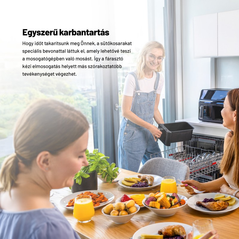 Három ember eszik az asztalnál. Egy nő fekete tálcát tart.