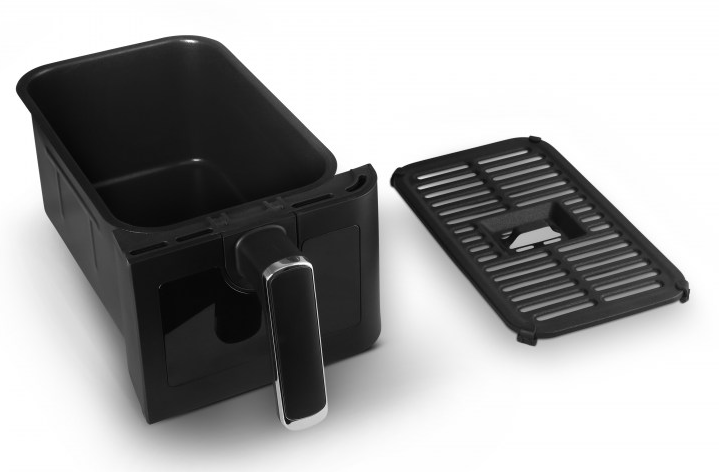 Fekete légsütő alkatrészek: tartály, fogantyú és grill. Fehér felületen.