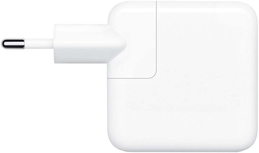 Fehér Apple hálózati adapter dugóval, közeli felvétel.