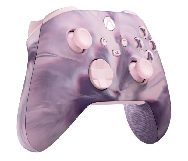 Kontroler Xbox, różowy i fioletowy marmurkowy wzór, z przyciskami i joystickami.
