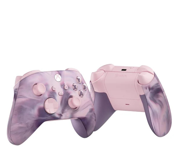 Dwa kontrolery Xbox, różowe ze wzorem marmuru. Widoczne przyciski i joysticki.