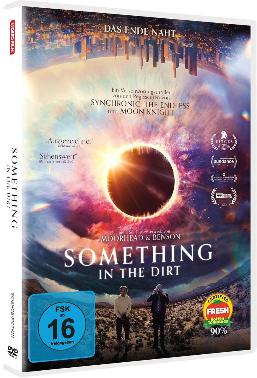 DVD-Hülle mit dem Filmtitel "Something in the Dirt". Artwork zeigt einen surrealen Himmel und zwei Figuren.
