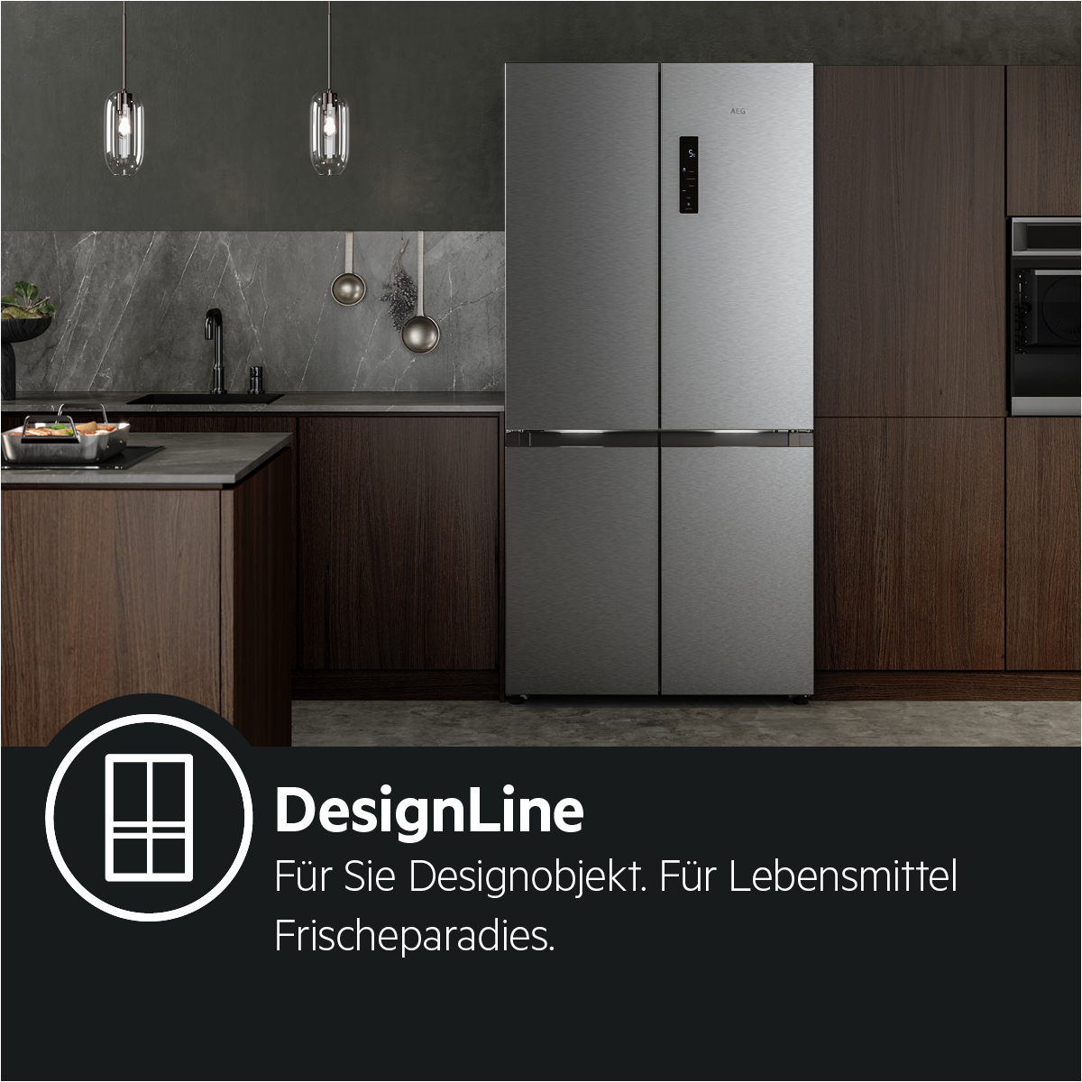 Moderner Edelstahlkühlschrank in einer Küche. Text: DesignLine, Frischeparadies.