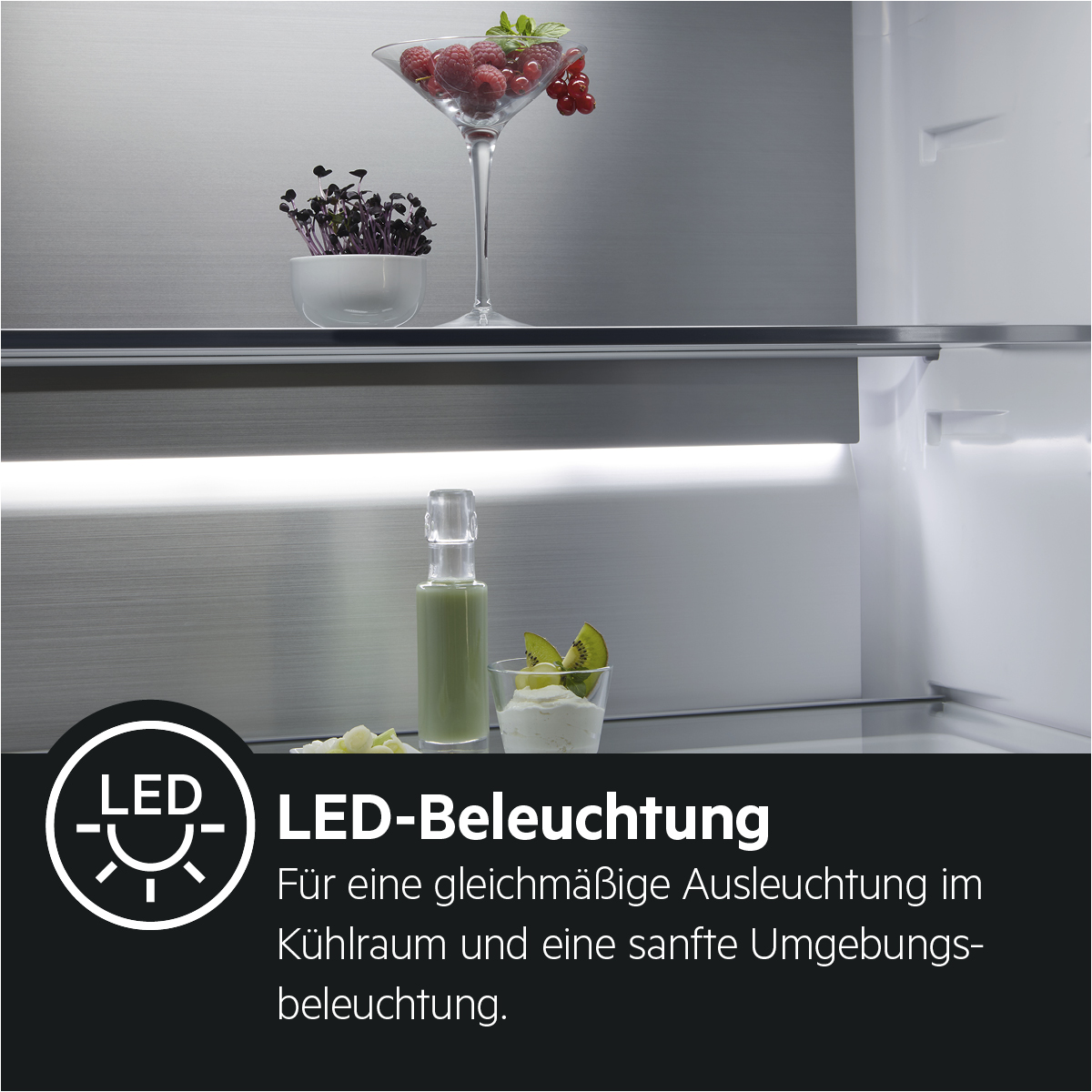 Innenraum eines Kühlschranks mit Früchten im Glas, einem Behälter und Text zur LED-Beleuchtung.