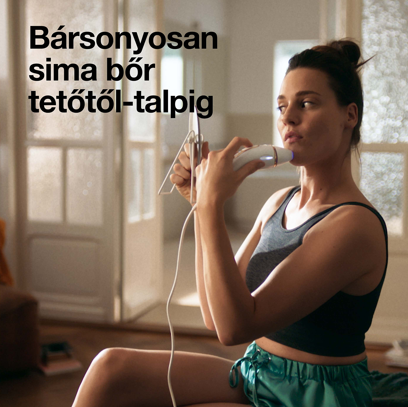 Nő szépségápolási eszközt használ az arcán.