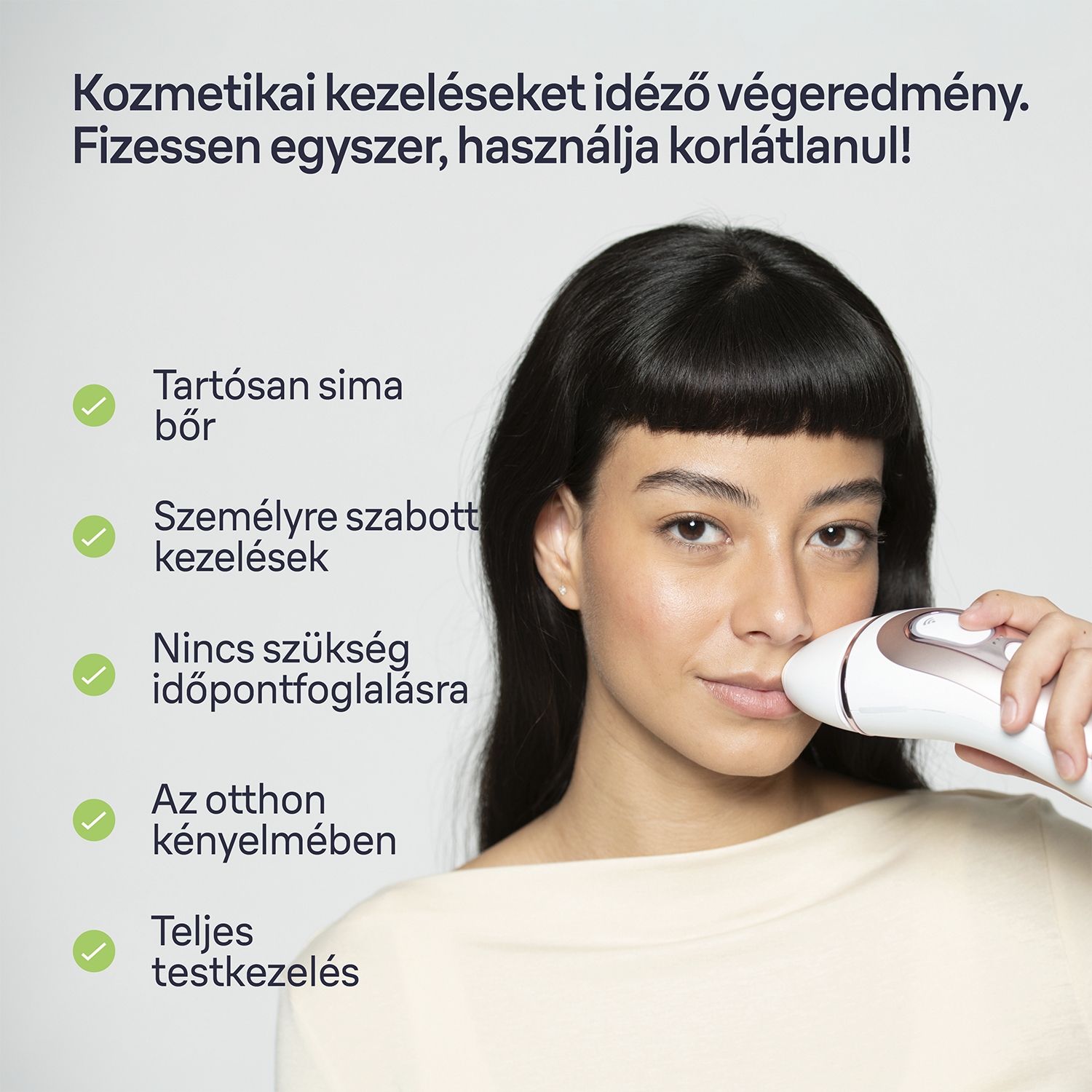 Egy laptop és egy tablet, összekötve. A laptopon billentyűzet van, a tableten színes képernyő.
