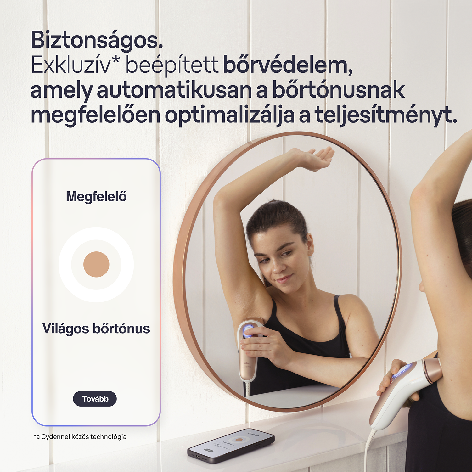Egy nő szőrtelenítő eszközt használ a tükör előtt, telefonon látható a bőrtónus.