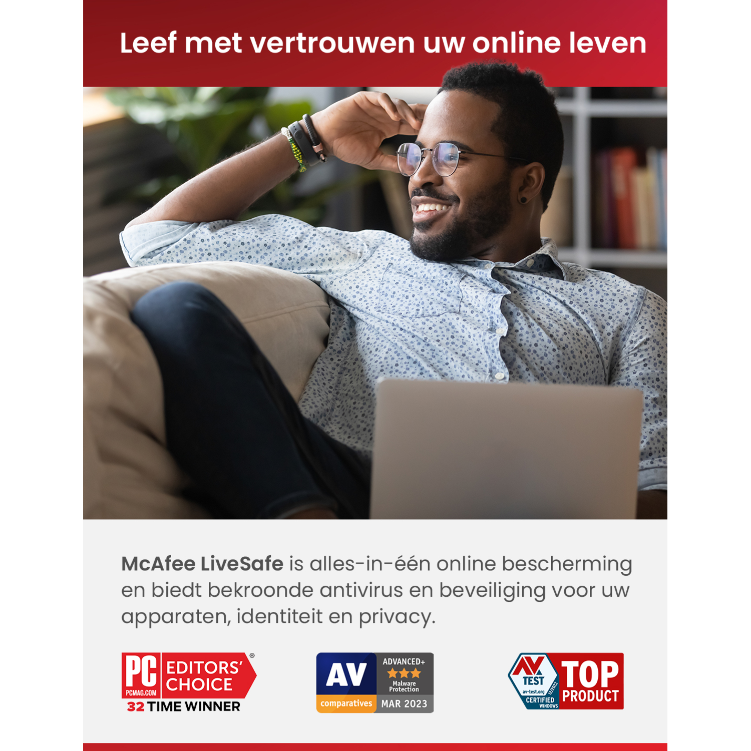 Man op bank met laptop, lachend. Tekst promoot McAfee antivirus, met PCMag en AV-Comparatives logo's.