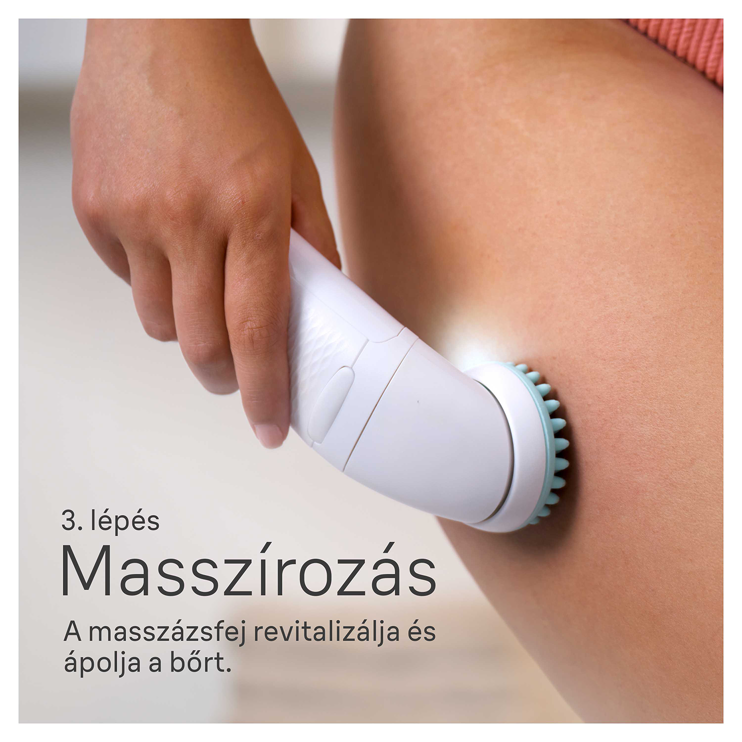 Egy személy a lábát masszírozza egy eszközzel. Szöveg: 'Masszázs, revitalizálja és ápolja a bőrt'.