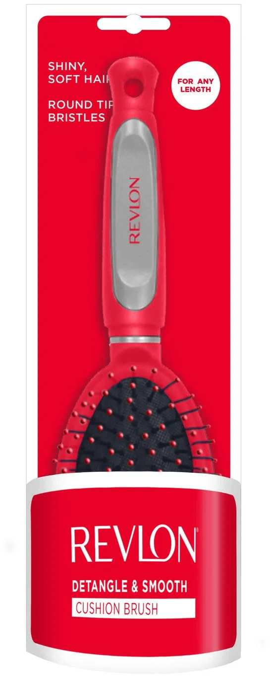 Cepillo para el cabello Revlon rojo sobre fondo rojo. El cepillo tiene un mango con una franja plateada.