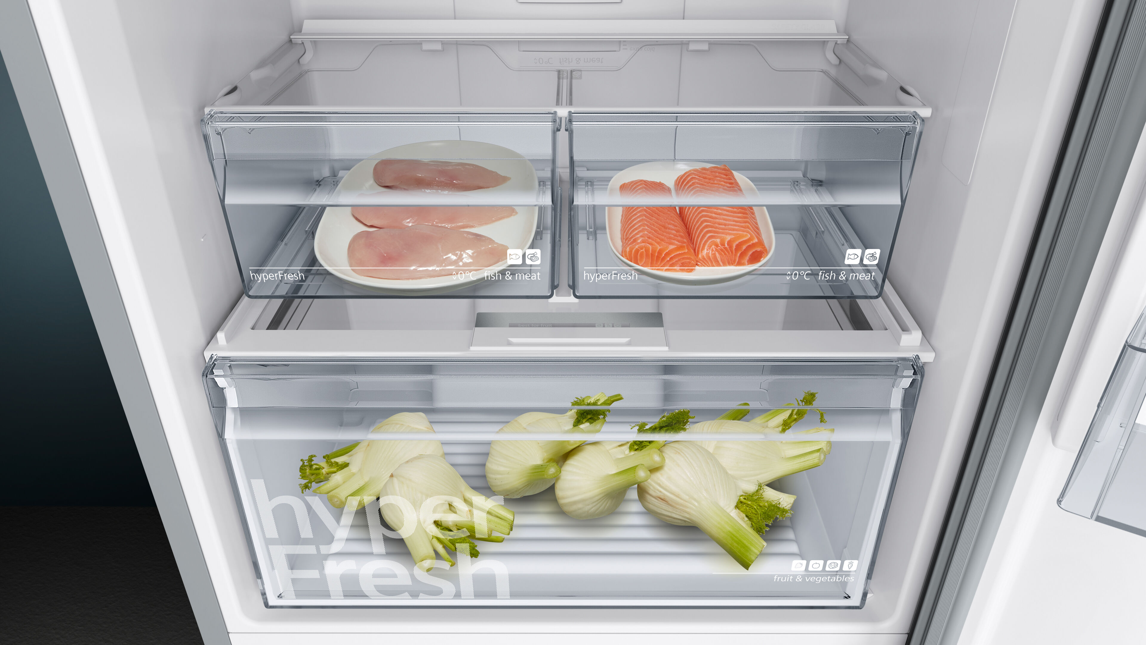 Refrigerador abierto con estantes. Contiene pechugas de pollo, salmón e hinojo.