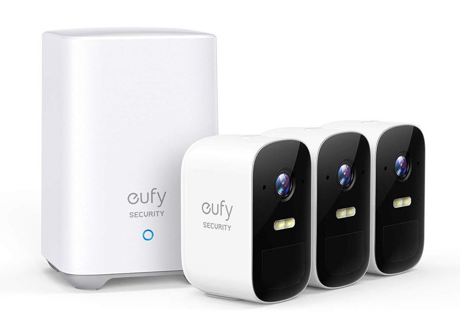 System zabezpieczeń ze stacją bazową i trzema białymi kamerami bezpieczeństwa.