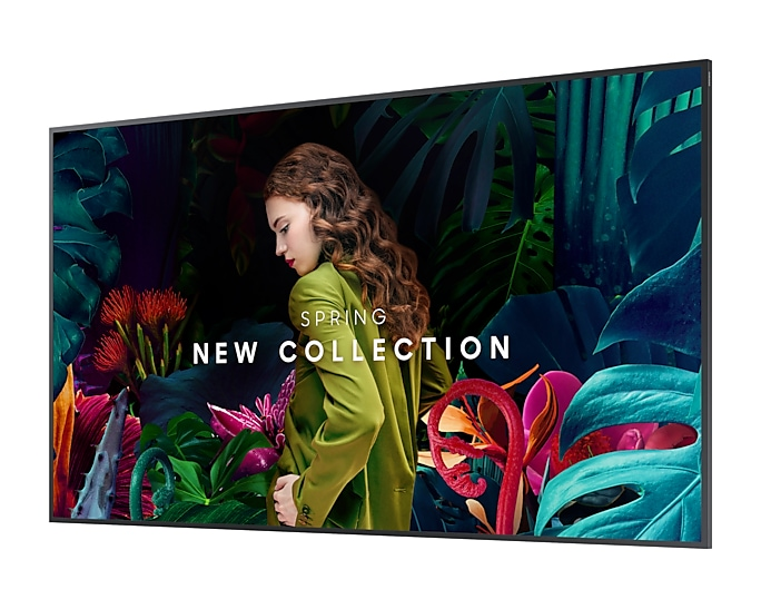Ein großer Bildschirm mit einer Frau, umgeben von Pflanzen. Text: Spring New Collection.