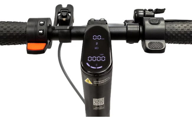 Zbliżenie kierownicy hulajnogi elektrycznej z wyświetlaczem i przyciskami. Białe tło.