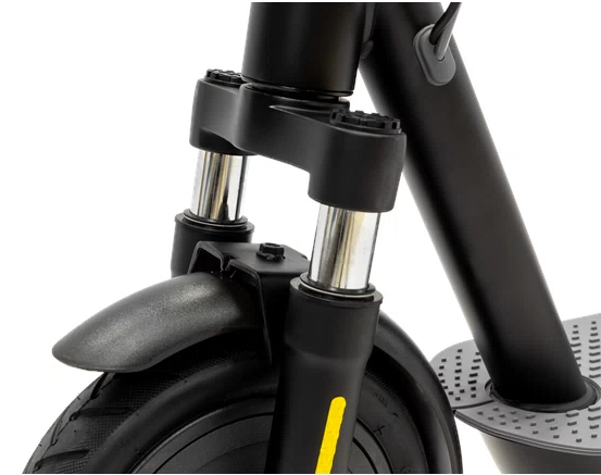 Zbliżenie na hulajnogę elektryczną. Widoczne przednie koło i zawieszenie. Hulajnoga jest czarna i szara.