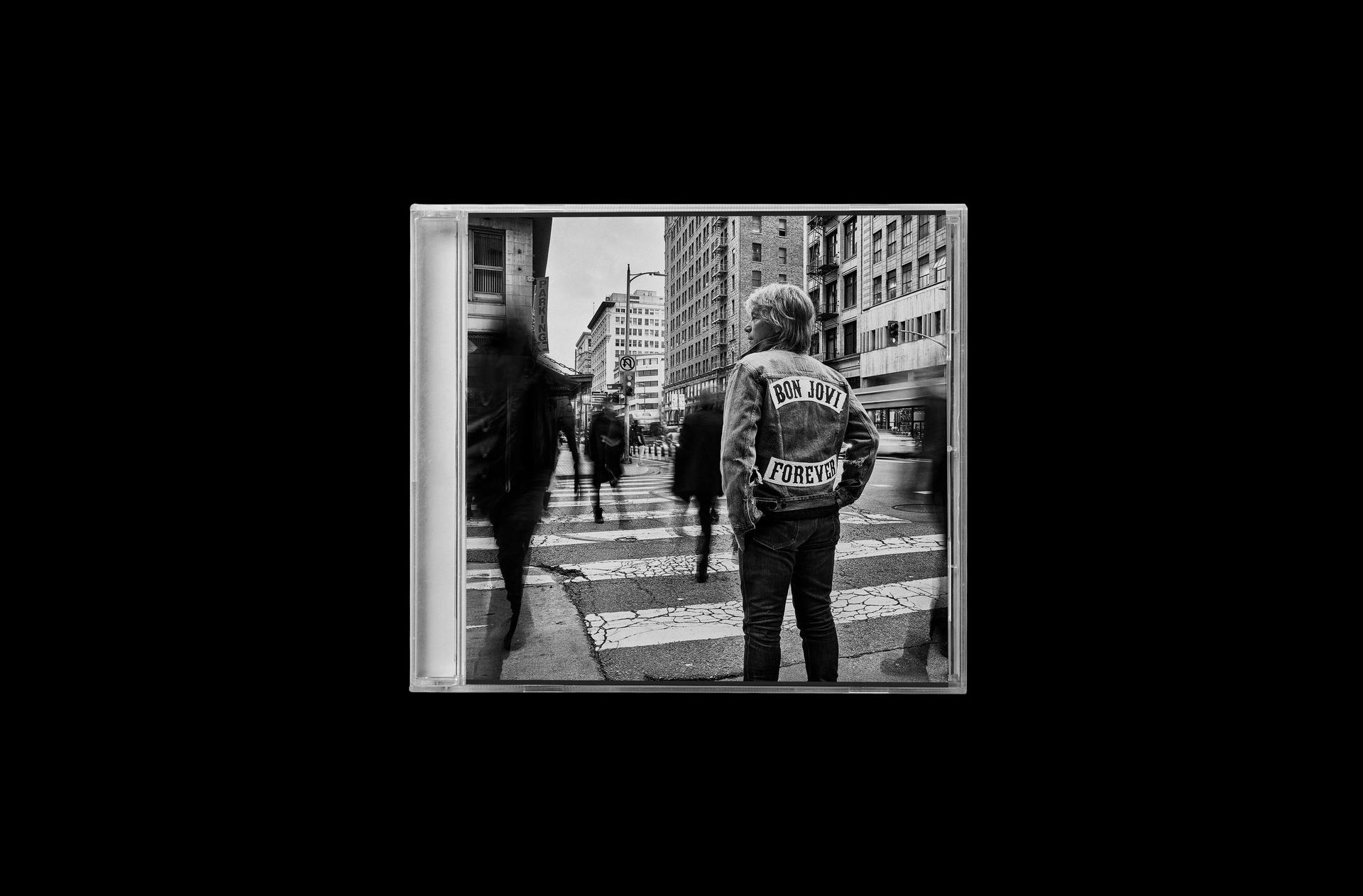 CD-Hülle mit einem schwarz-weißen Foto von einer Person mit Bon Jovi-Jacke auf der Straße.
