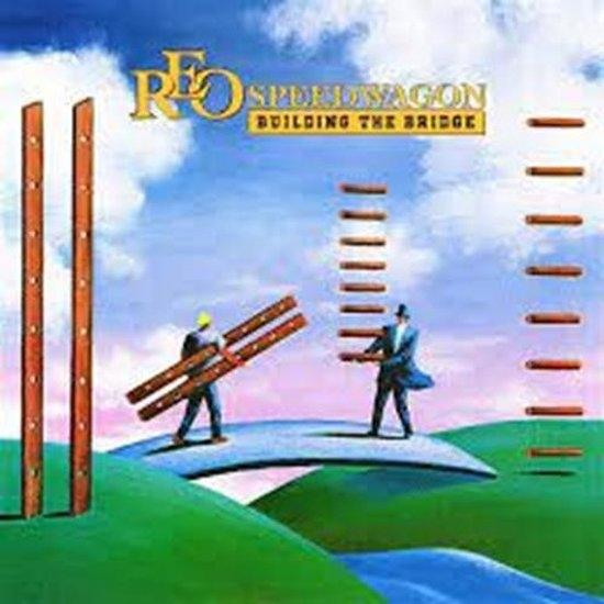 Album borító: REO Speedwagon, Building the Bridge. Két férfi hidat épít, ég a háttérben.