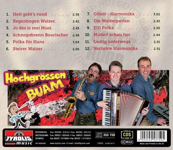 Drei Männer spielen Musikinstrumente vor einem roten und weißen Hintergrund.