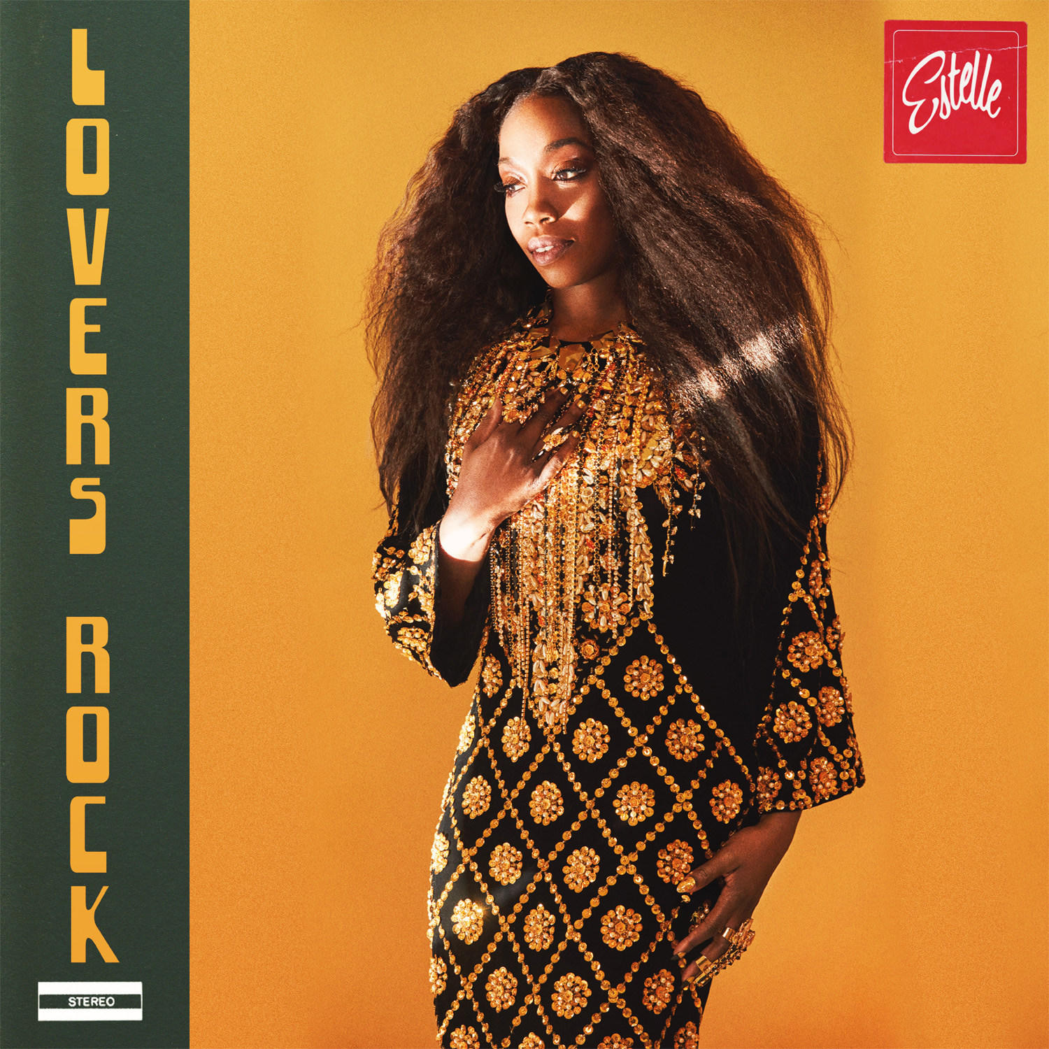 Estelle auf Albumcover. Frau in Schwarz-Gold-Kleid, gelber Hintergrund, Text 'Lovers Rock'.