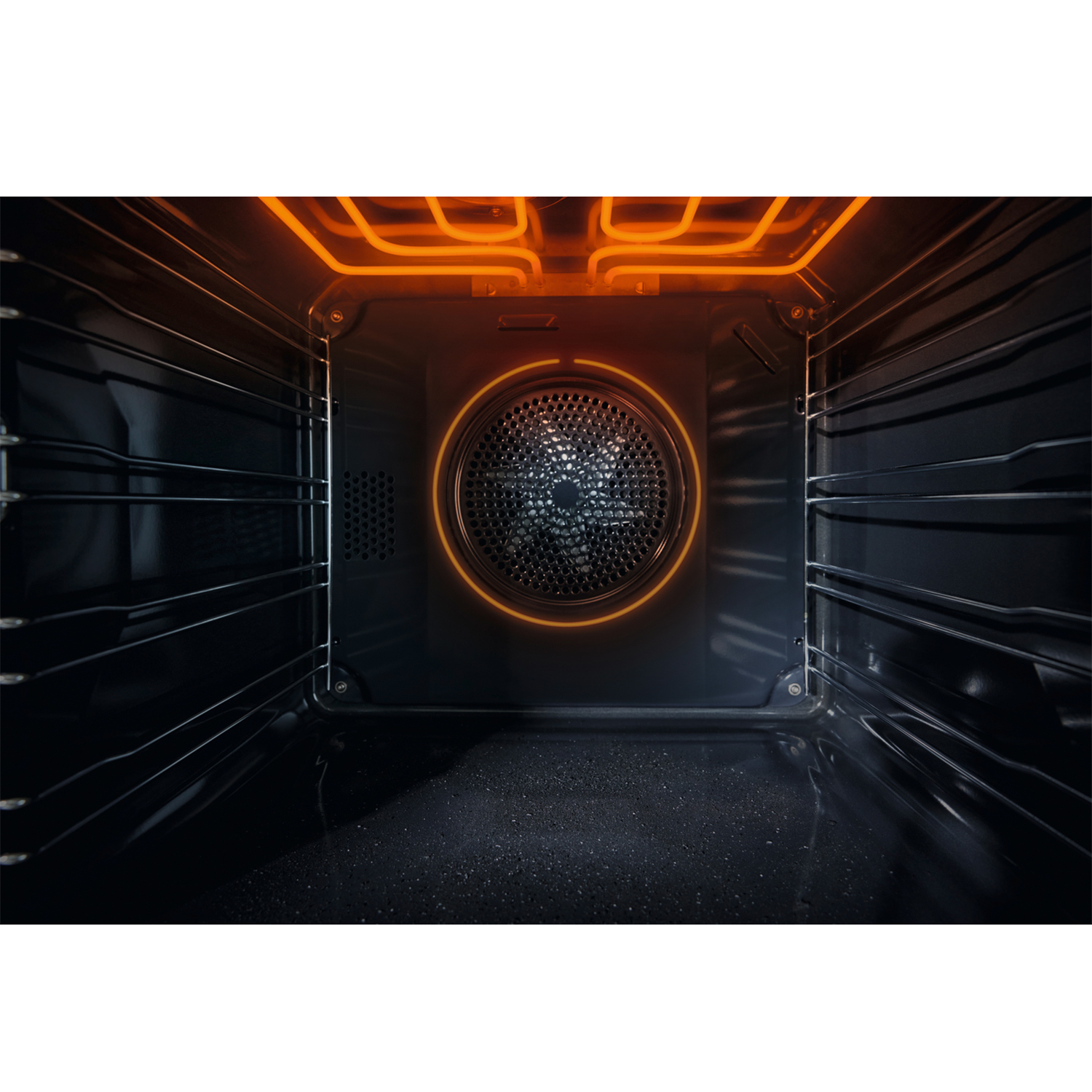 All'interno di un forno, elementi riscaldanti arancioni visibili, con ventola centrale.