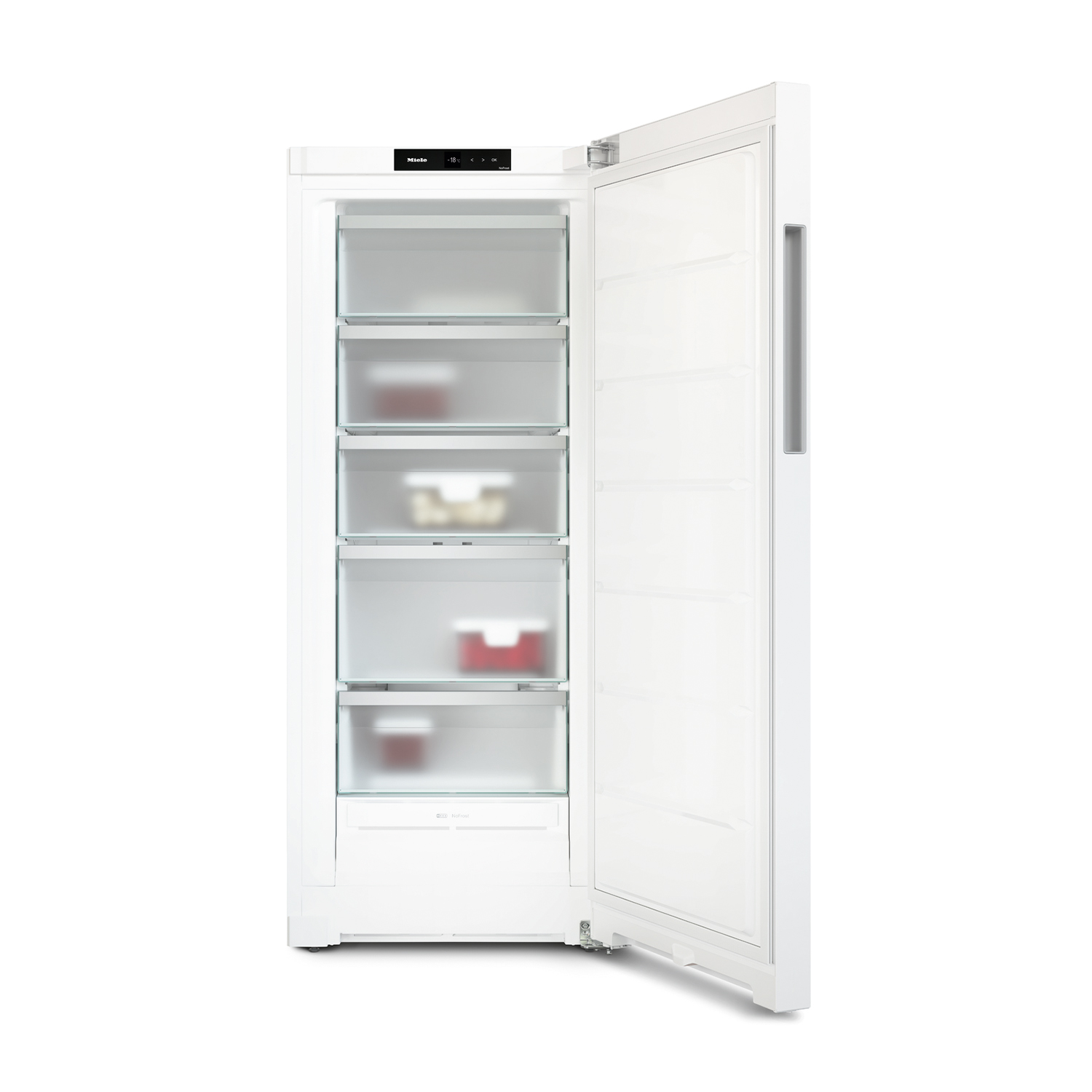 Congelatore bianco con la porta aperta che mostra ripiani in vetro pieni di cibo. Sfondo bianco.