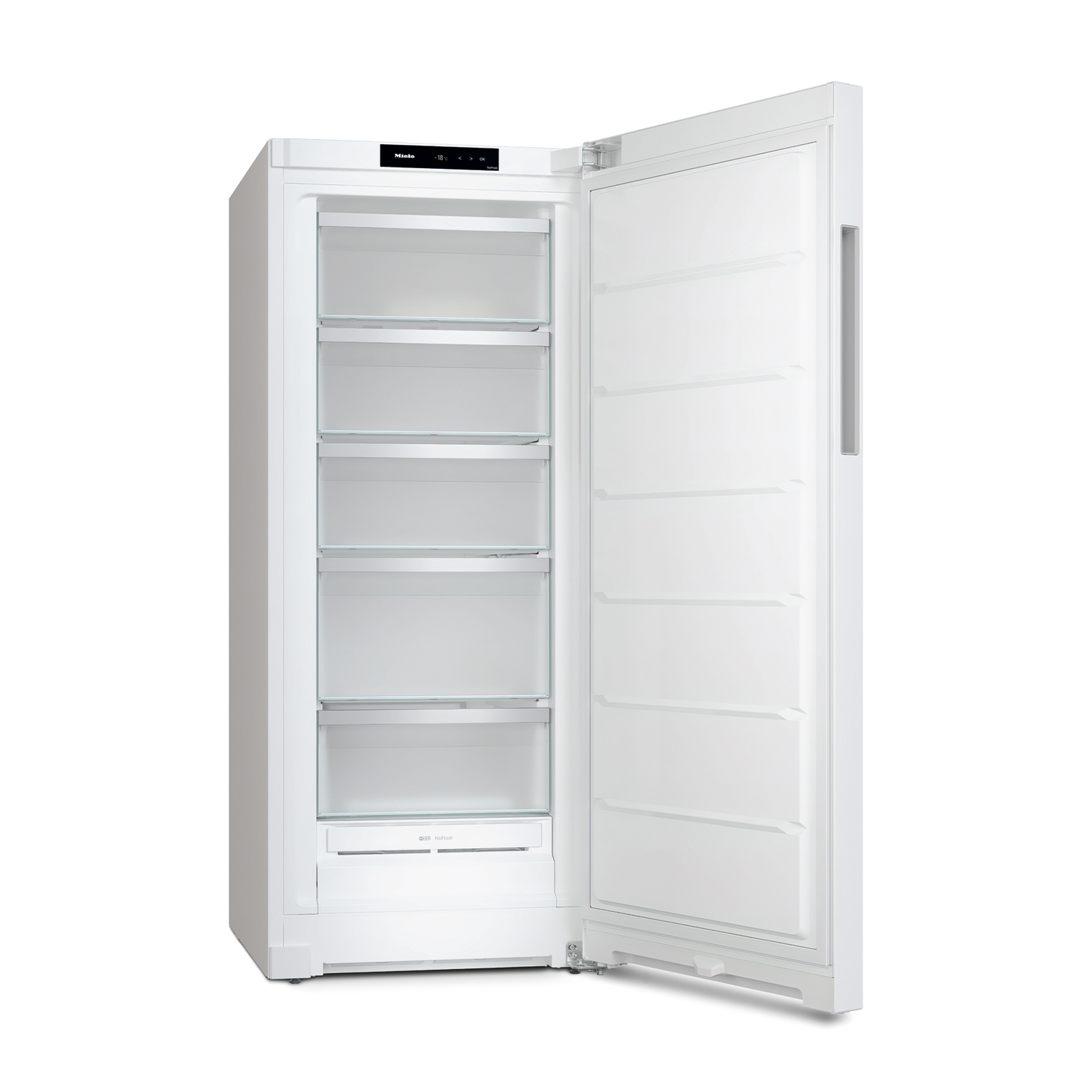 Congelatore alto bianco con la porta aperta. Contiene ripiani.