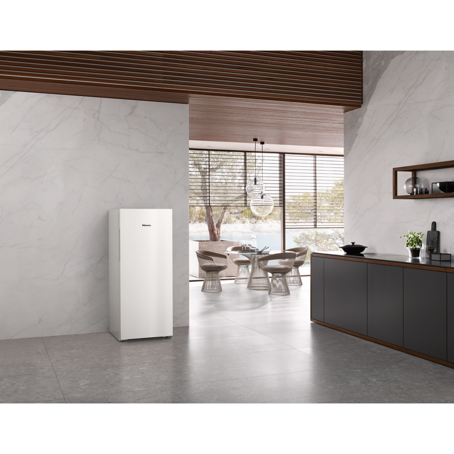 Frigorifero bianco in un ambiente cucina moderno.