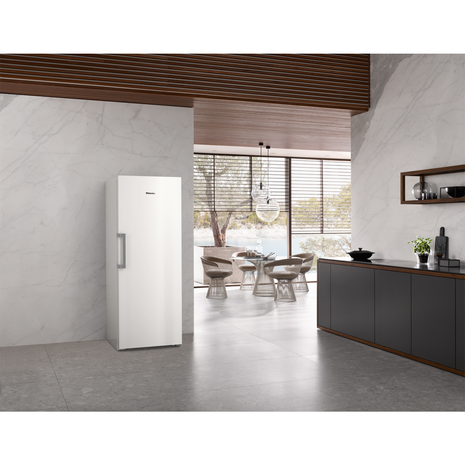 Congelatore bianco in un ambiente cucina moderno.