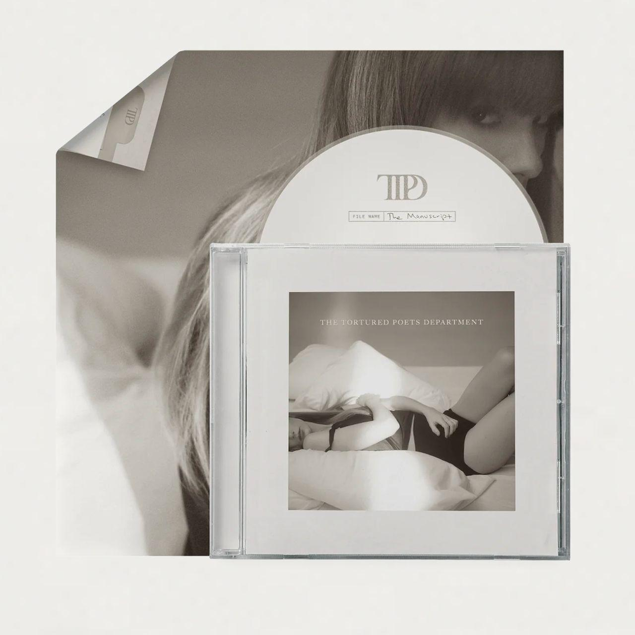 CD in einer Hülle mit einem Foto auf der Vorderseite. Die CD ist weiß mit Text. Albumcover im Hintergrund.